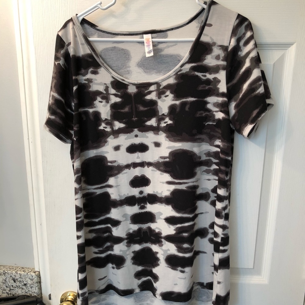Large tye dye black and white classic tee